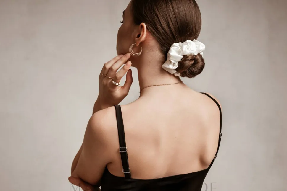 Scrunchie-Haargummi aus Naturseide milchweiß Largy